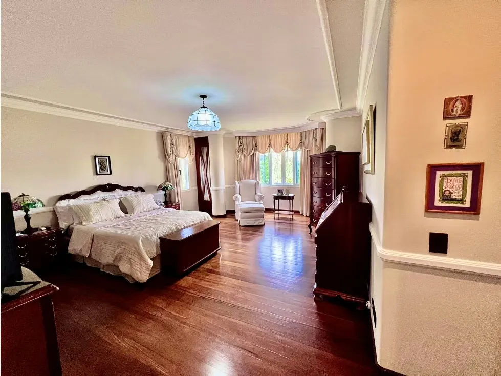 CASA ESTILO CONTEMPORANEO EN LOMAS DE LA LAGUNITA 636,30 M2 C. - 12