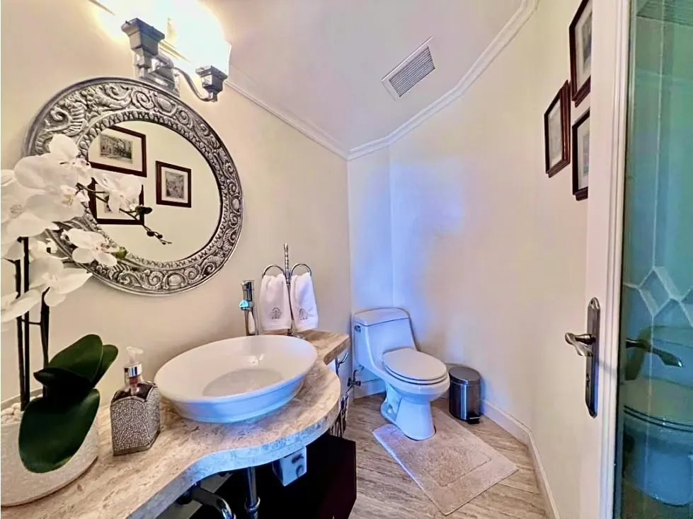 CASA ESTILO CONTEMPORANEO EN LOMAS DE LA LAGUNITA 636,30 M2 C. - 18