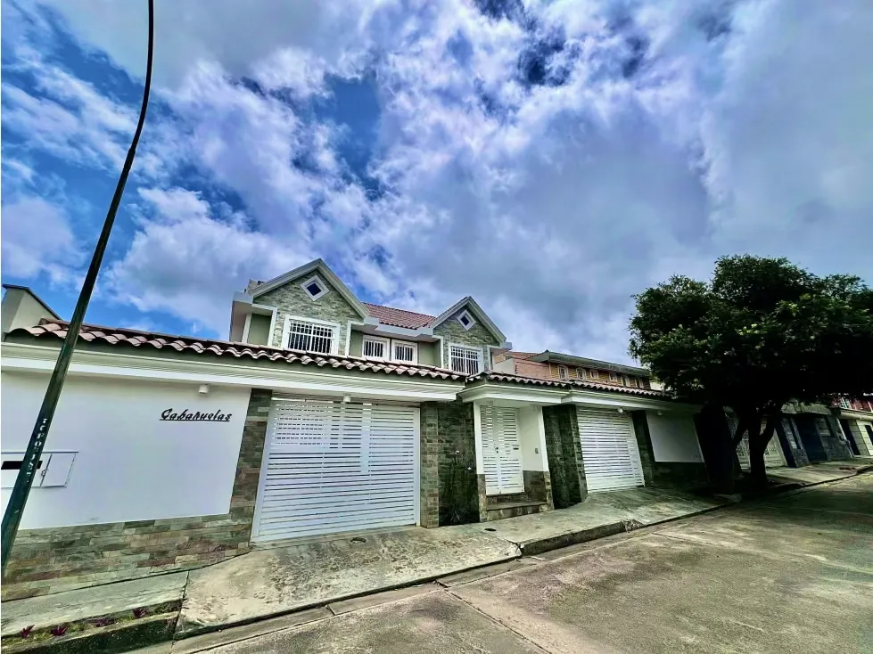 CASA ESTILO CONTEMPORANEO EN LOMAS DE LA LAGUNITA 636,30 M2 C. - 26