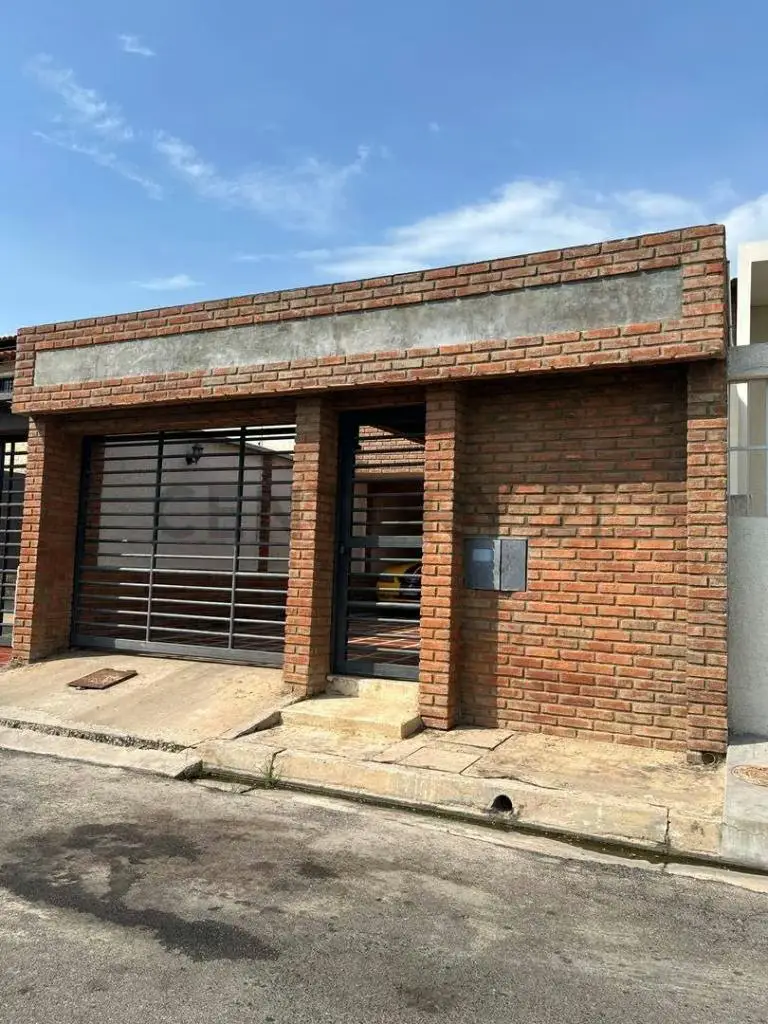 CASA EN ALQUILER C.R VISTA AL SOL EN LECHERIA SECTOR BARRIO VENEZUELA