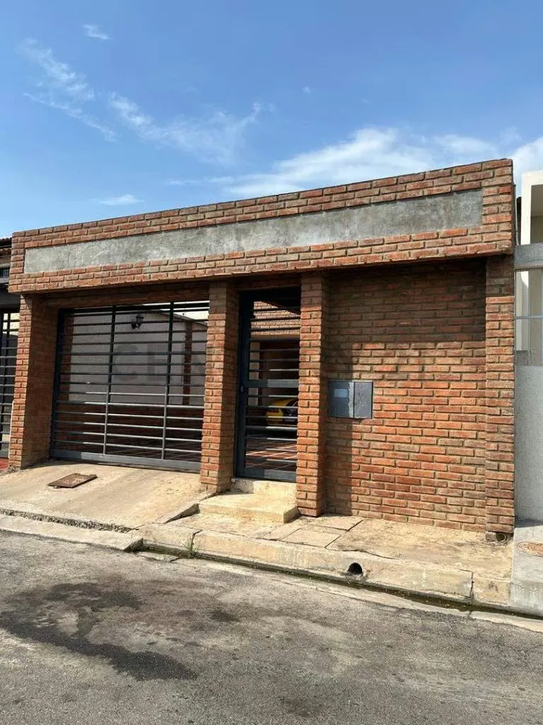 CASA EN ALQUILER C.R VISTA AL SOL EN LECHERIA SECTOR BARRIO VENEZUELA