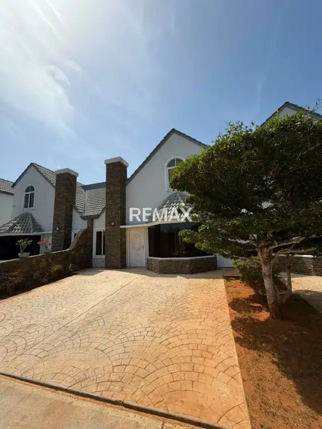 En Venta Townhouse en Colina de los Angeles