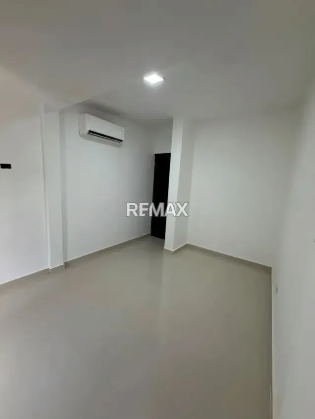 En Venta Townhouse en Colina de los Angeles - 2