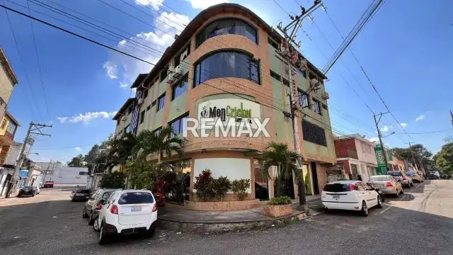 Oficina en alquiler con sala de espera y dos cubículos ubicado en Barrio San Carlos, Edificio Hotel Moncricket