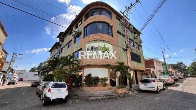 Oficina en alquiler con sala de espera y dos cubículos ubicado en Barrio San Carlos, Edificio Hotel Moncricket