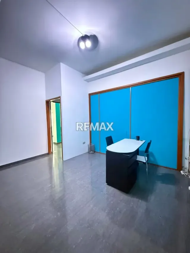 Oficina en alquiler con sala de espera y dos cubículos ubicado en Barrio San Carlos, Edificio Hotel Moncricket - 3