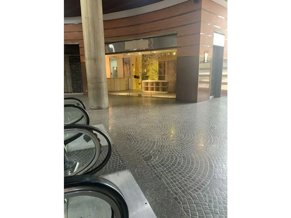 Se alquila local 56m2 C. C. San Ignacio La Castellana 5189