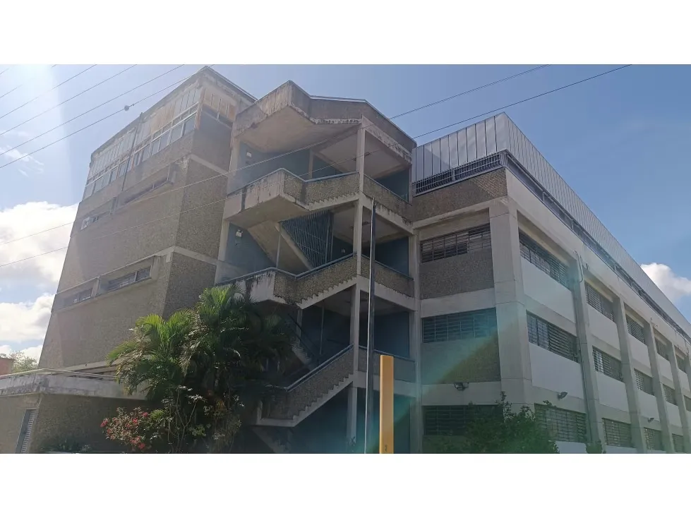 se vende locales en edificio industrial 1050m2 Guatire 9661