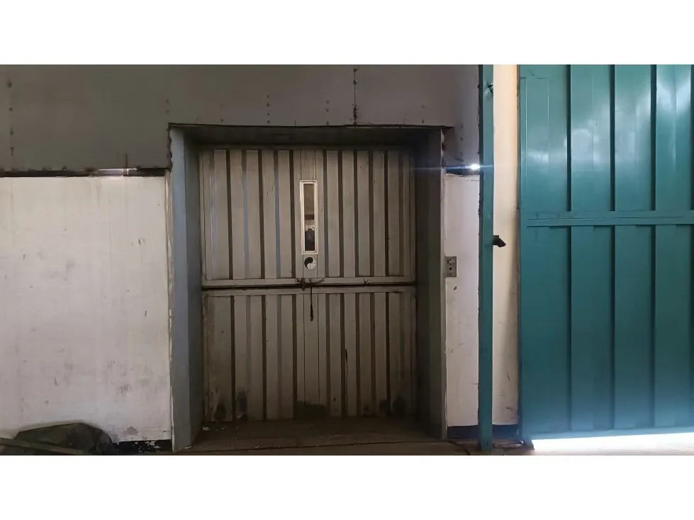 se vende locales en edificio industrial 1050m2 Guatire 9661 - 11