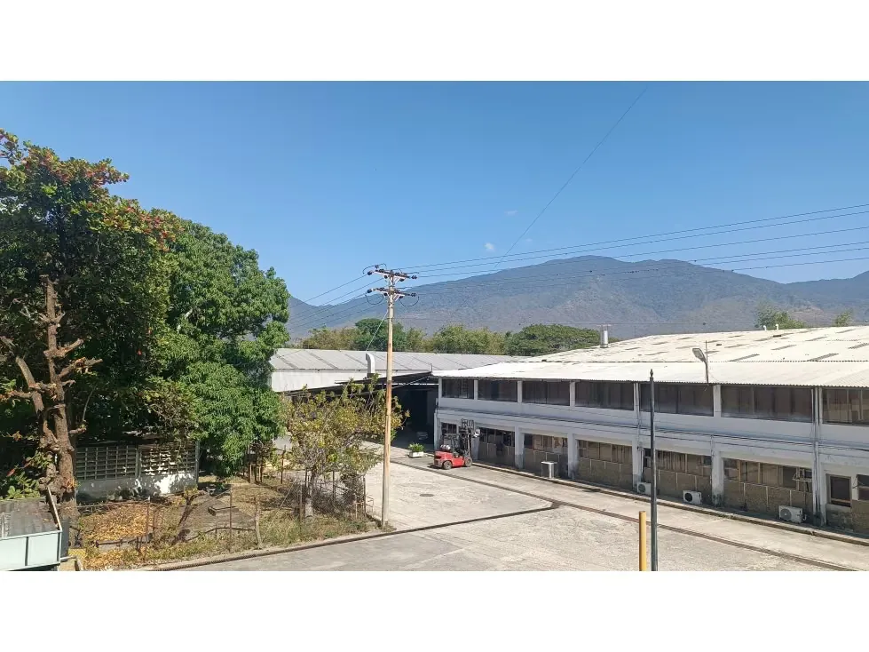 se vende locales en edificio industrial 1050m2 Guatire 9661 - 4
