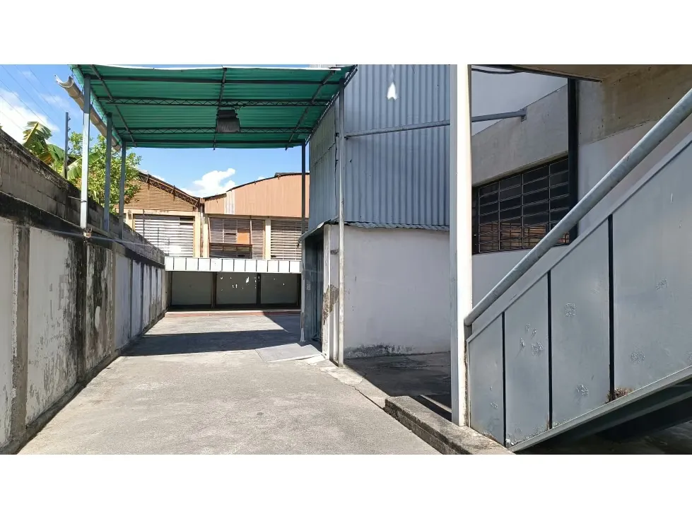 se vende locales en edificio industrial 1050m2 Guatire 9661 - 5