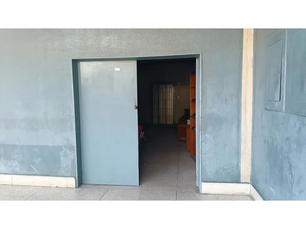 se vende locales en edificio industrial 1050m2 Guatire 9661 - 7
