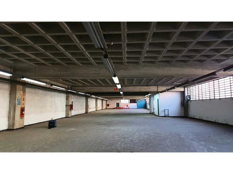 se vende locales en edificio industrial 1050m2 Guatire 9661 - 9