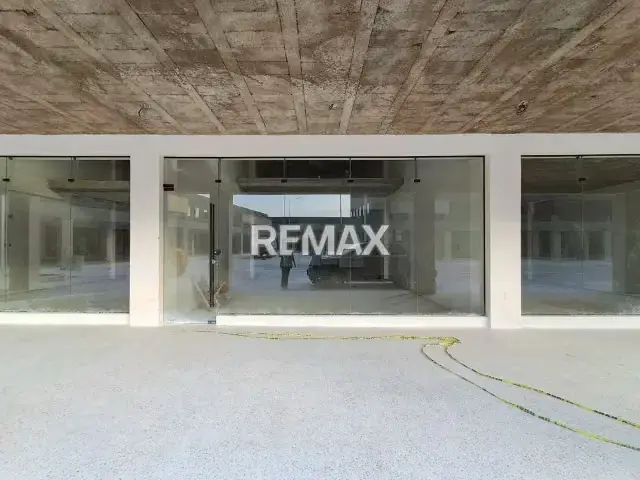 LOCAL COMERCIAL EN VENTA 150 m2 OBRA BLANCA C.C. TIPURO CENTER