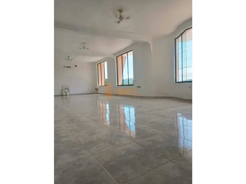 CASA VERSATIL EN LA ESMERALDA, 800m, 3 NIVELES, CON TERRAZA