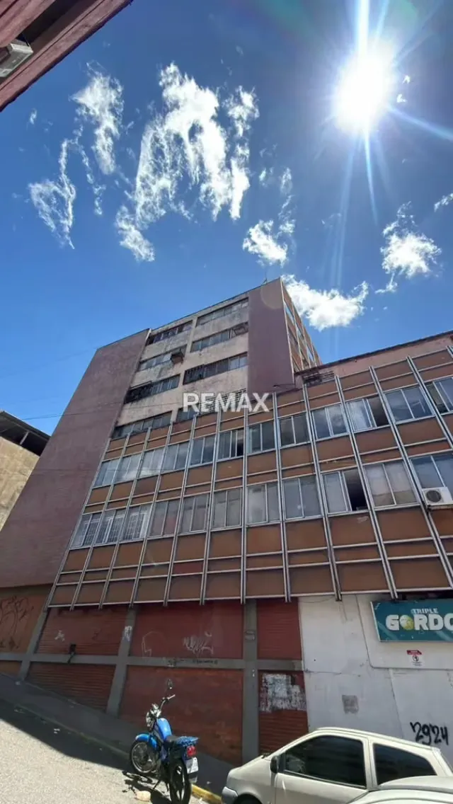 Oficina Edificio PARAMILLO, Piso 1. 5ta Avenida con Calle 13.