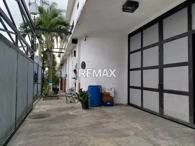 SE ALQUILA Galpón. de 900m2 ubicado Av Andres Bello, sector Guaicaipuro