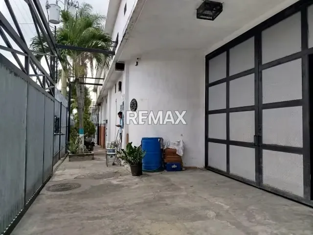 SE ALQUILA Galpón. de 900m2 ubicado Av Andres Bello, sector Guaicaipuro