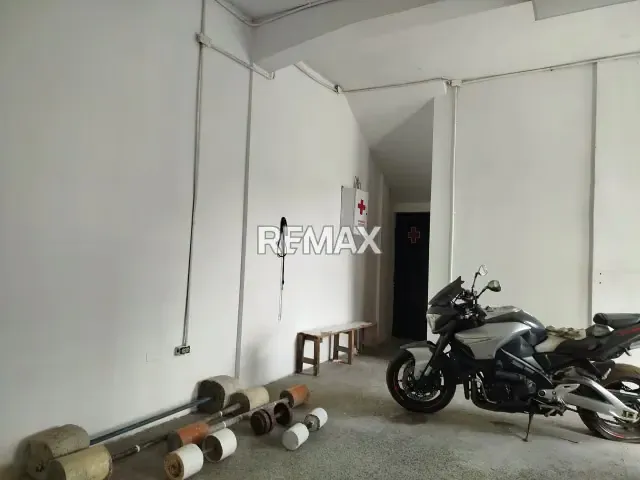 SE ALQUILA Galpón. de 900m2 ubicado Av Andres Bello, sector Guaicaipuro - 3