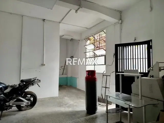 SE ALQUILA Galpón. de 900m2 ubicado Av Andres Bello, sector Guaicaipuro - 4