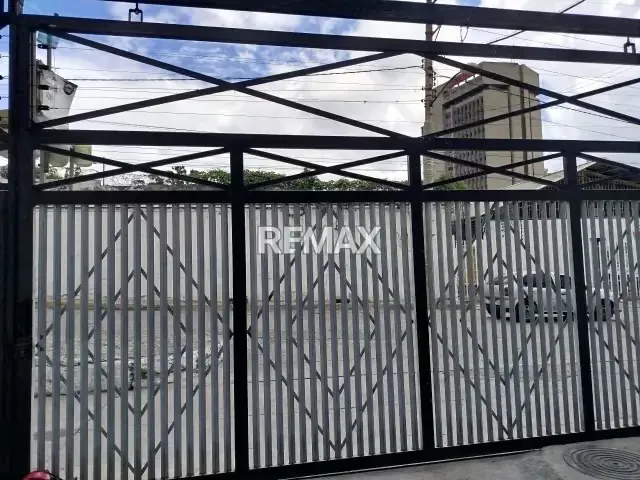 SE ALQUILA Galpón. de 900m2 ubicado Av Andres Bello, sector Guaicaipuro - 5