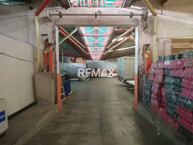 SE ALQUILA Galpón. de 900m2 ubicado Av Andres Bello, sector Guaicaipuro - 6