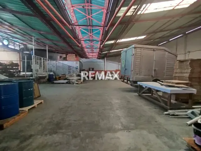 SE ALQUILA Galpón. de 900m2 ubicado Av Andres Bello, sector Guaicaipuro - 8