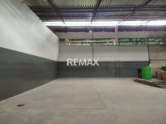 SE ALQUILA Galpón. de 900m2 ubicado Av Andres Bello, sector Guaicaipuro - 9
