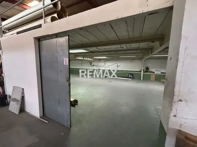 SE ALQUILA Galpón. de 900m2 ubicado Av Andres Bello, sector Guaicaipuro - 10