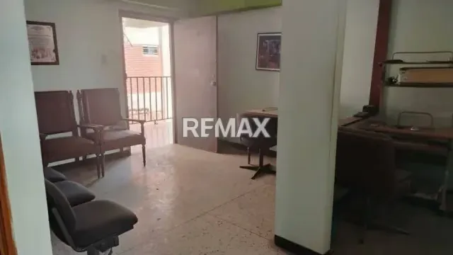 EN VENTA OFICINA EN EL CENTRO DE LA CIUDAD - 12