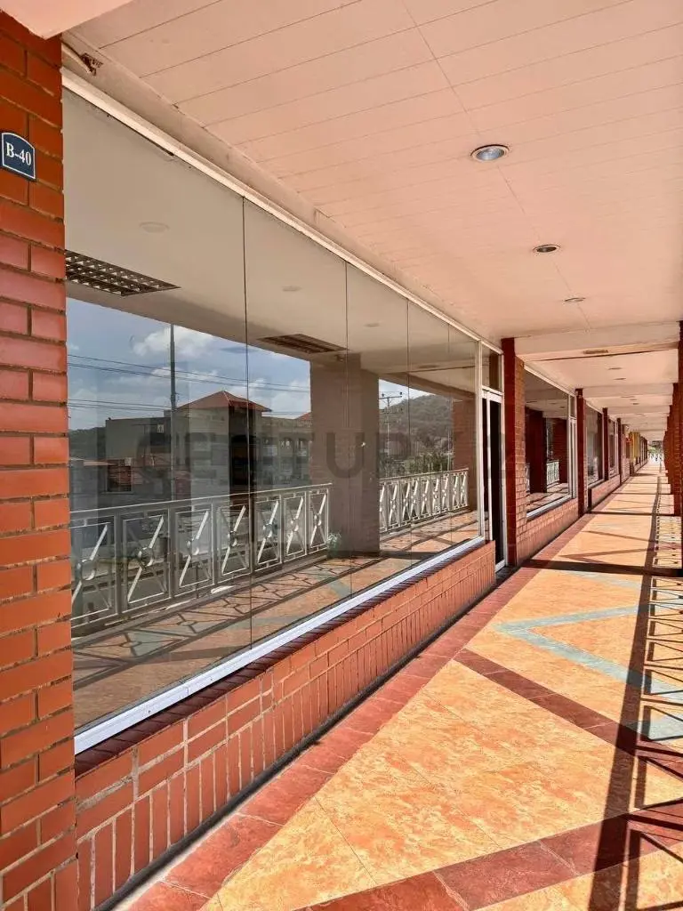 En venta local comercial ubicado en el centro comercial camino real - 2