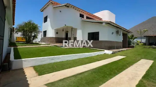 CASA QUINTA DE DOS NIVELES EN SABANA DE GUACUCO