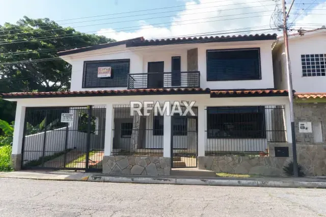 Espectacular Casa en Venta con Amplios Espacios en Conjunto Cerrado, Urb. Los Candiles - Naguanagua