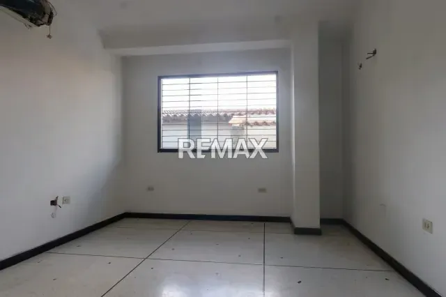 Espectacular Casa en Venta con Amplios Espacios en Conjunto Cerrado, Urb. Los Candiles - Naguanagua - 16