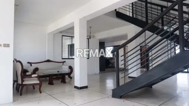 Espectacular Casa en Venta con Amplios Espacios en Conjunto Cerrado, Urb. Los Candiles - Naguanagua - 3