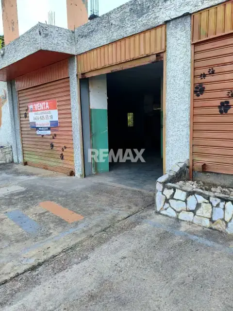En Venta Amplio Local comercial Ideal para Patio Empresarial petrolero, Oficinas y comercio ubicado en El Tigre , Estado Anzoátegui.