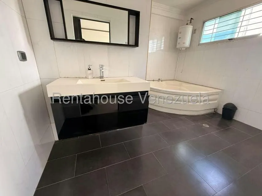 Casa (Duplex) en Alquiler en La Rosaleda, Lara - 17