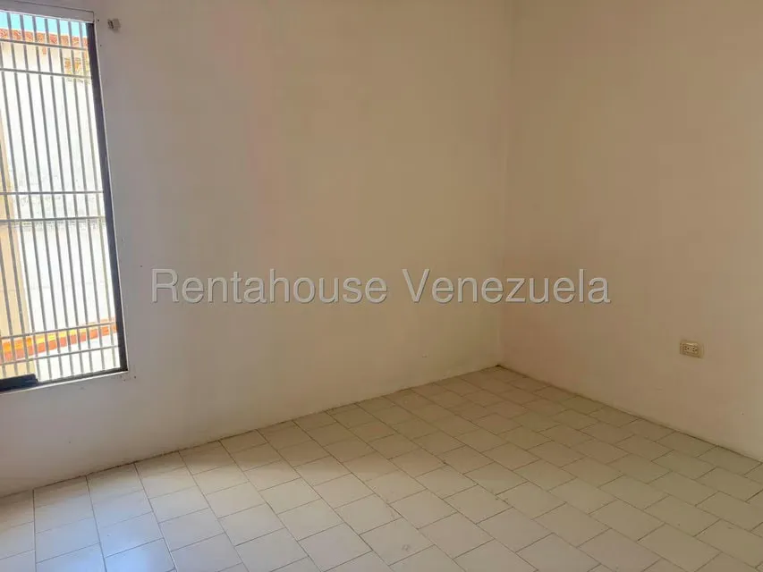 Casa (Duplex) en Alquiler en La Rosaleda, Lara - 22