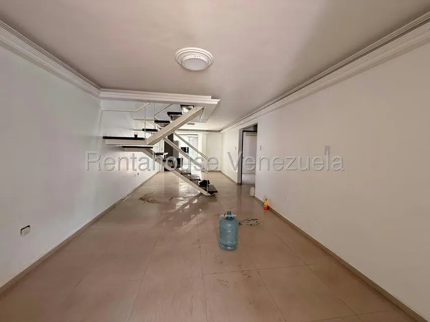 Casa (Duplex) en Alquiler en La Rosaleda, Lara - 23