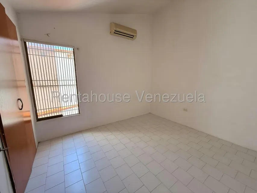 Casa (Duplex) en Alquiler en La Rosaleda, Lara - 25