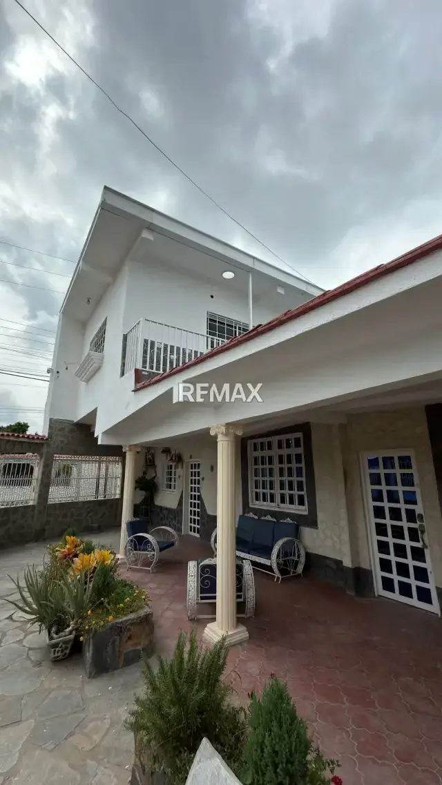 Se vende casa con anexos en Urb la fundación