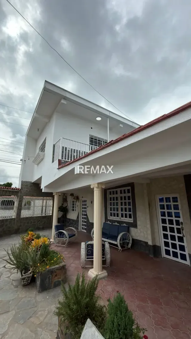 Se vende casa con anexos en Urb la fundación