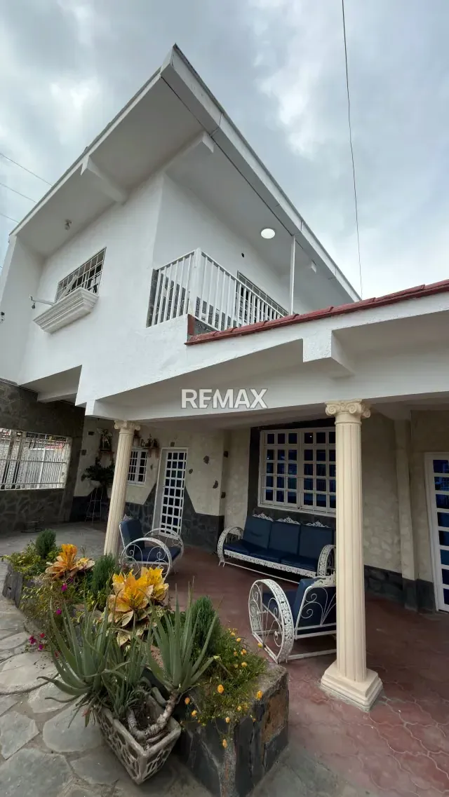 Se vende casa con anexos en Urb la fundación - 2