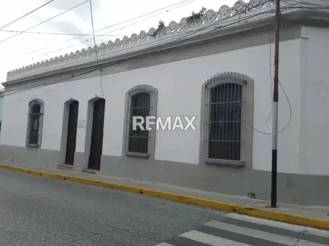 SE ALQUILA EDIFICACIÓN EN EL CENTRO IDEAL PARA COLEGIO