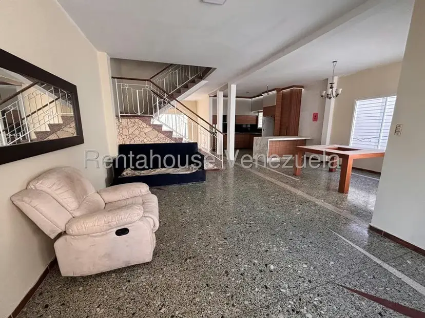 Casa (Multipes Niveles) en Alquiler en Zona Este, Lara