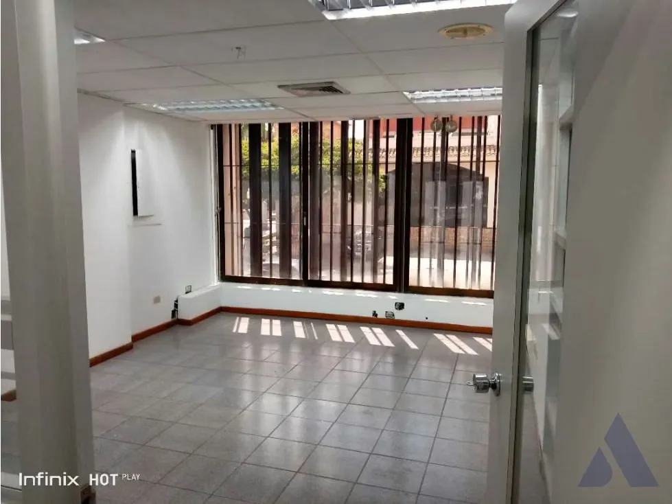 Alquilo local a nivel de calle 600m2 La Urbina 4356