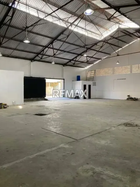GALPON EN ALQUILER A MEDIA CUADRA AV BOLIVAR PARROQUIA SAN JOSE 600 mts2 - 4