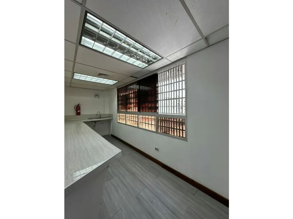 Alquilo cconsultorio 112m2 El Marques 5628 - 15