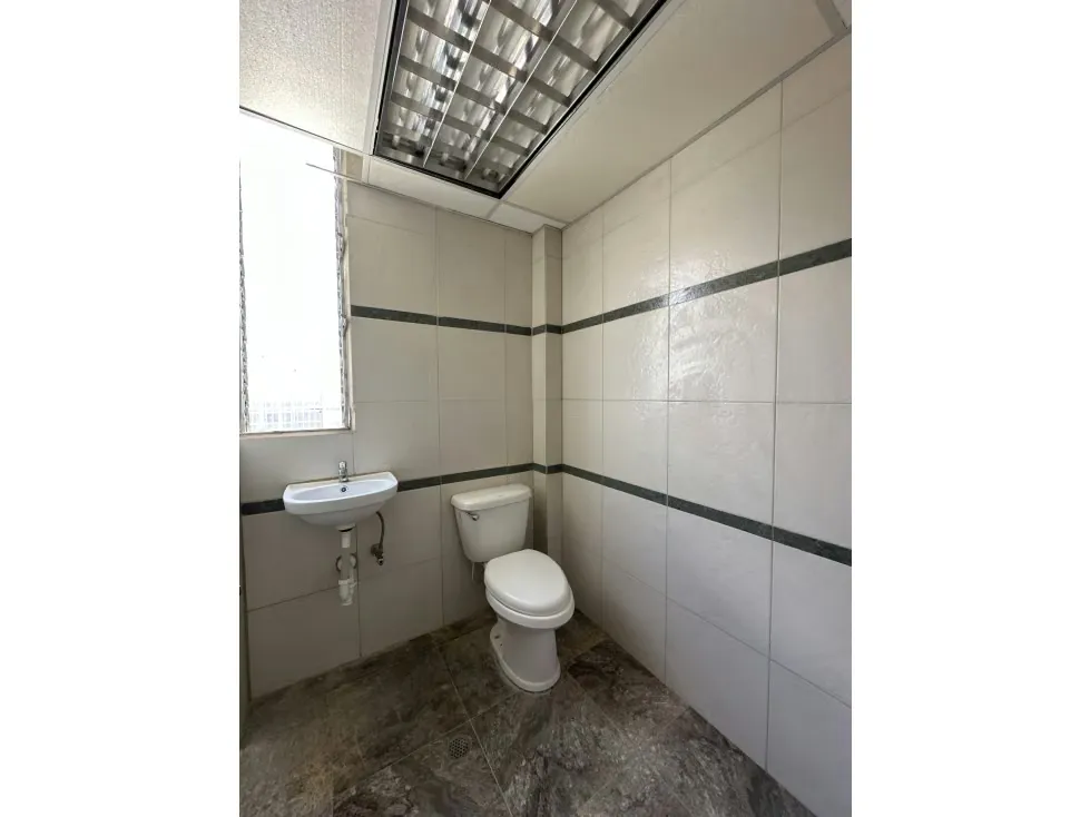 Alquilo cconsultorio 112m2 El Marques 5628 - 4
