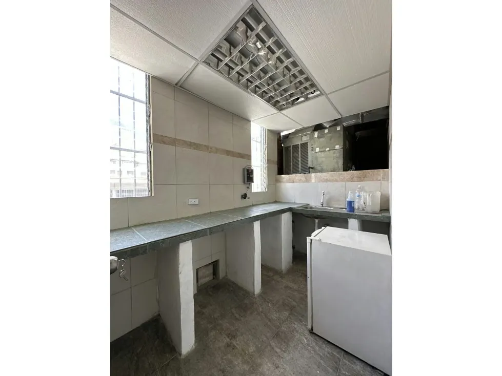 Alquilo cconsultorio 112m2 El Marques 5628 - 5